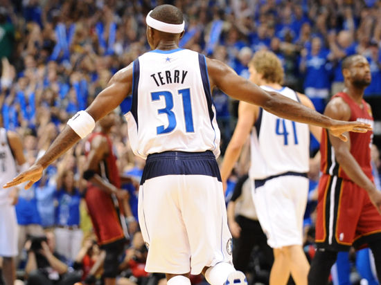 英超：曼联客场2-1击败莱斯特城（英超：曼联做客2-1战胜莱斯特城）