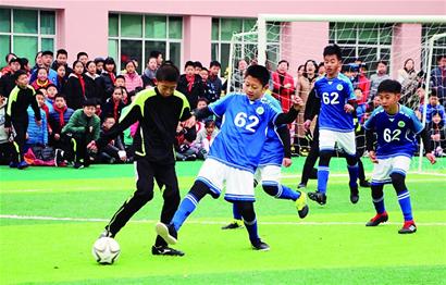 记者：于汉超正在参加B级教练培训班，下赛季将担任申花助教（记者：于汉超正参加B级教练员培训，下赛季将出任申花助教）