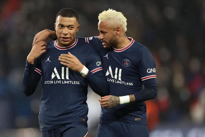 黄蜂队陷入被动，分差一度扩（黄蜂队陷入劣势，分差一度拉开）