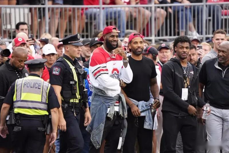 世体：拉波尔塔未回应老佛爷言论，与切尔西管理层共进晚餐（世体：拉波尔塔未置评弗洛伦蒂诺言论，已与切尔西高层共进晚餐）