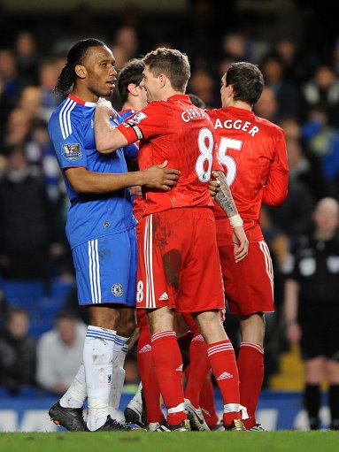 东契奇借掩护展现高超突破技巧（东契奇巧用挡拆尽显高超突破本领）