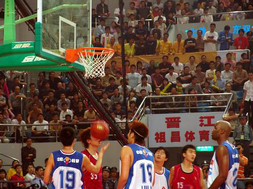 绿茵场上的百年世仇，皇马与巴萨，一场足球背后的政治战争（皇马vs巴萨：百年宿敌，绿茵之战背后的政治角力）